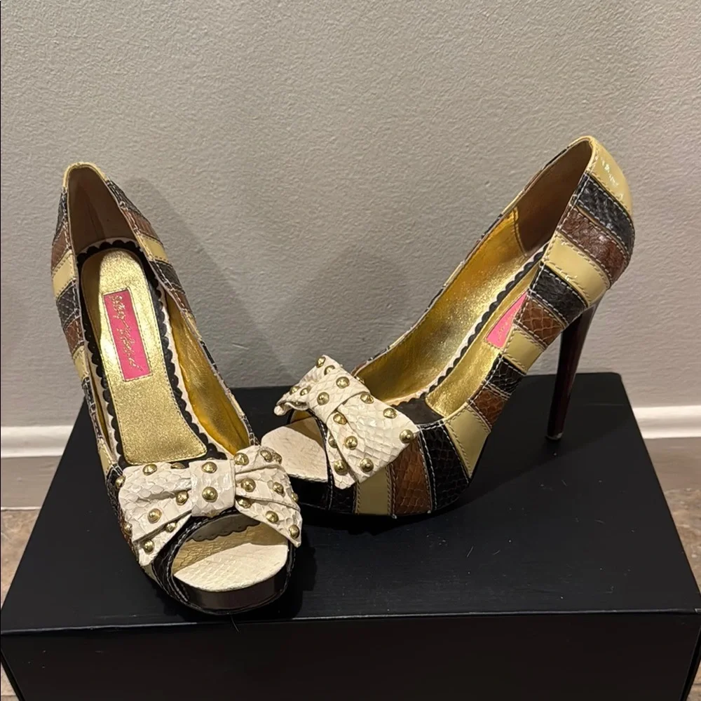 Betsey Johnson Cream and Brown High-Heeled Pumps with Bow GUC - Picture 5 of 5